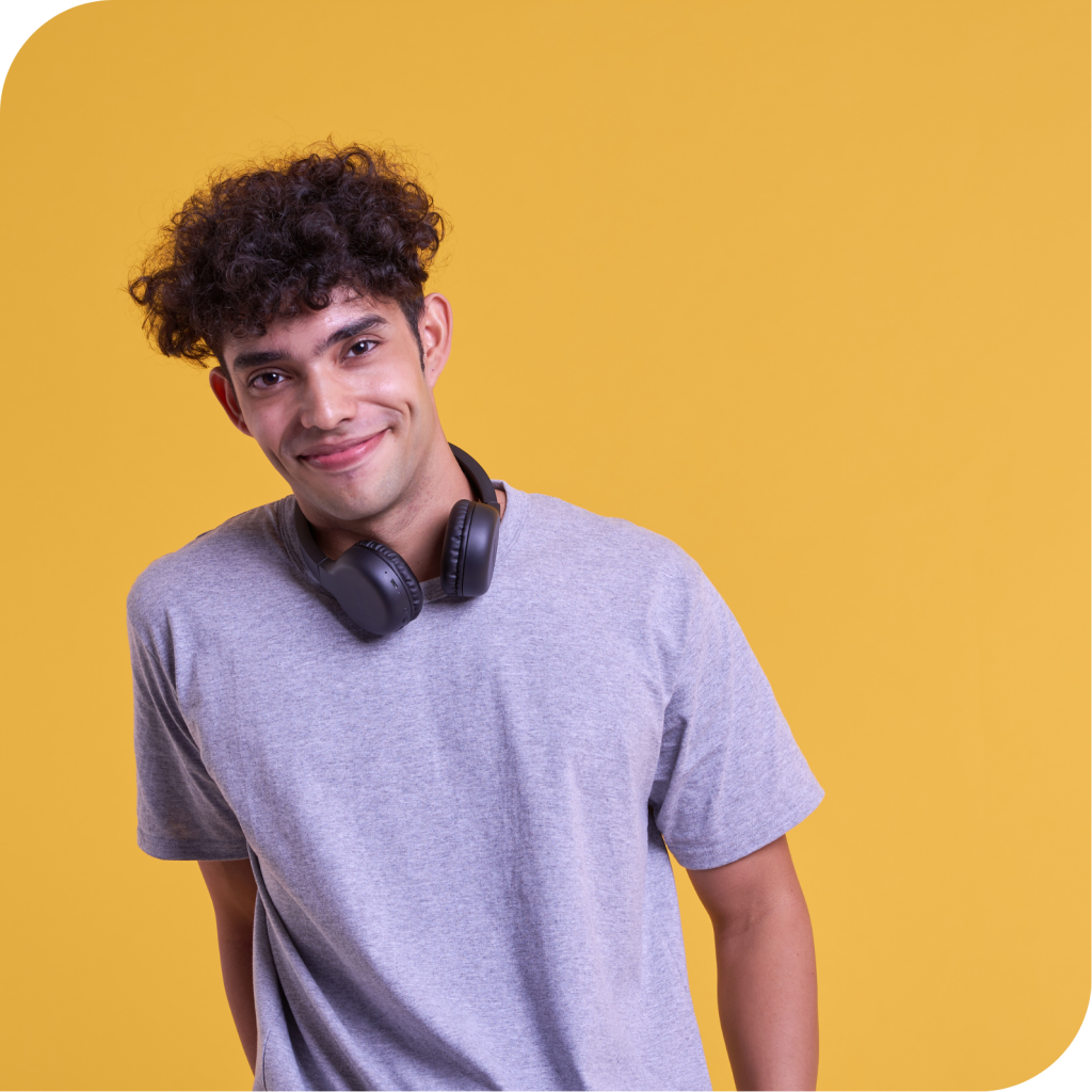 Joven feliz que quiere aprender sobre su score crediticio