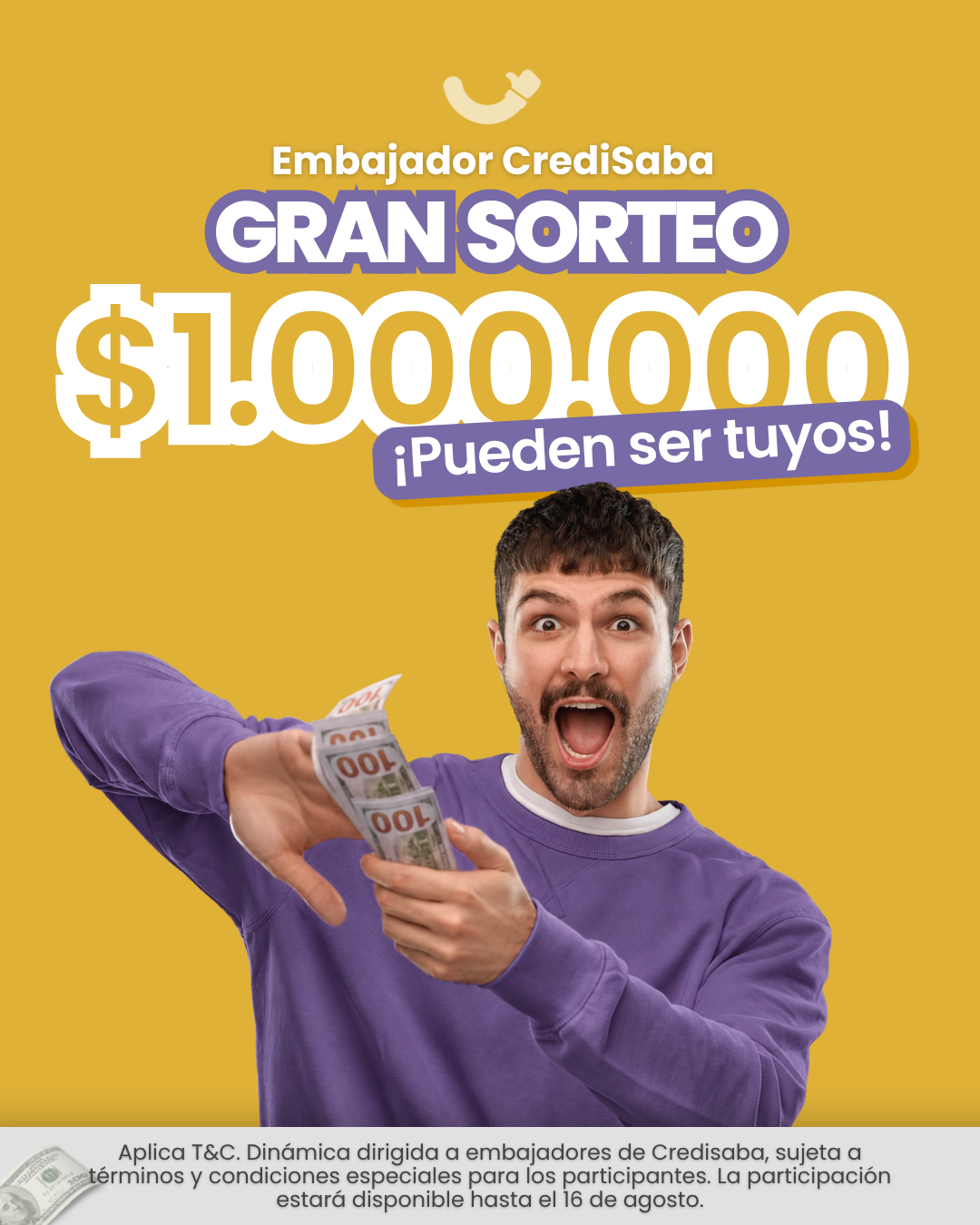 Hombre joven con buso morado feliz con dinero en la mano, participando en el sorteo de Embajadores CrediSaba.